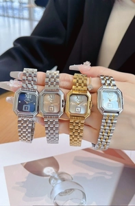 Gros plan de quatre montres Scottie 9709 carrées pour femmes avec bracelets en acier.