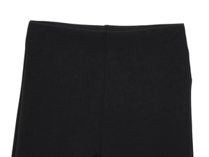 Dettaglio dei pantaloni neri a vita alta con trama a maglia fitta e cuciture in evidenza