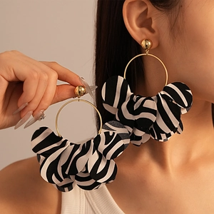 Retro Zebra Streifen Stoff Layered Petal Drop Ohrringe Mit Alloy Circle Und Silver Earring Post Für Frauen Statement Geometrisch