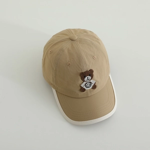 Detail van kaki kinderpet met hoogwaardig geborduurde beer en zachte ademende baseballstof