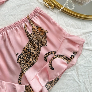 Pantaloncini in raso rosa con stampa leopardata e volant, elegante pigiama di seta