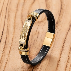 Bracelet pour homme en cuir tressé noir avec breloque Vierge Marie sur fond bois
