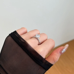 Detailed close-up of a S925 silver ring featuring a round-cut zircon and six-prong setting