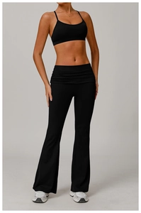 Détail du pantalon de yoga évasé et du soutien-gorge de sport en tissu noir mat
