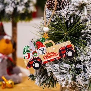 Nahaufnahme eines hölzernen Weihnachts-LKW-Anhängers mit Gnomen an einem verschneiten Baum