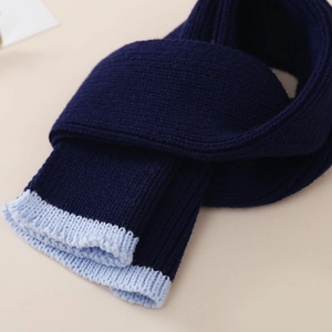 Ensemble écharpe tricotée hiver pour bambin bleu marine avec poignets côtelés bleu clair