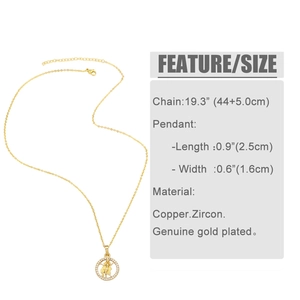 Détail du pendentif déesse plaqué or avec zircons cubiques brillants sur chaîne en cuivre
