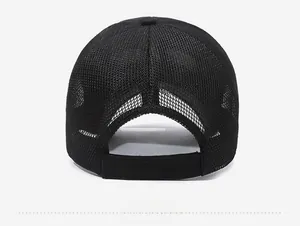 Détail de la maille noire respirante et de la sangle réglable à l'arrière de la casquette