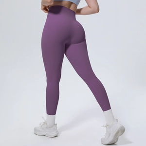 Detailansicht der lila High-Waist Yoga-Hose mit Push-Up Effekt und elastischem Material