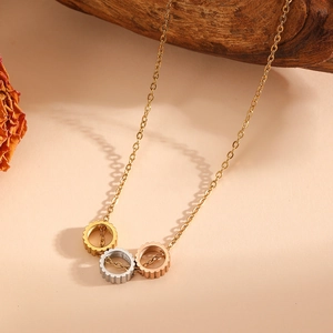 Collier à pendentifs engrenages entrelacés tricolores en finitions or, argent et or rose