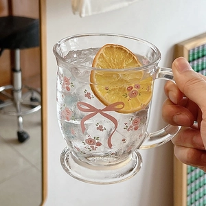 Mug en verre floral français avec nœud rose, anse, thé glacé et tranche de citron