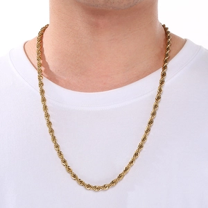 Dettaglio di una collana a catena a corda dorata indossata da un modello su bianco