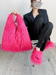 Bright pink faux fur tote bag and matching fluffy slippers for Y2K millennium style
