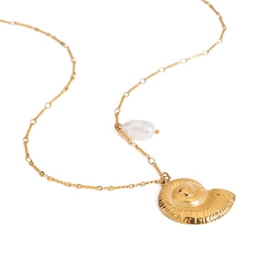 Collier en acier doré 18K avec pendentif nautile et perle baroque de style marin