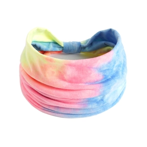 Dettaglio macro della fascia yoga elastica tie-dye arcobaleno con trama in tessuto morbido
