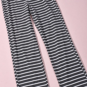 Detail der grau-weiß horizontal gestreiften Rippstrickhose mit elastischer Textur