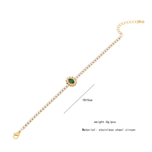 Détail du bracelet en zircon émeraude dorée avec pierre ovale et chaîne en acier