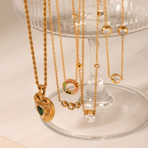 Colliers cœur en plaqué or 18 carats avec zircon vert émeraude et design multicouche