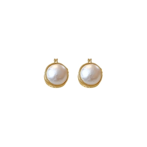 Boucles d'oreilles créoles perle ronde bordées d'or avec perles blanches sur fond blanc