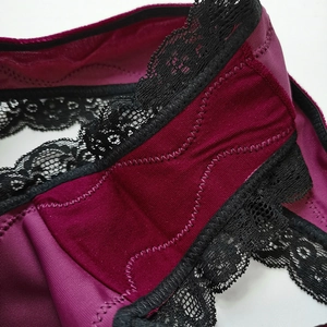 Ensemble soutien-gorge triangle en velours magenta avec bordure en dentelle de cils noire