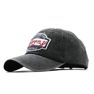Détail d'une casquette rétro en coton gris délavé avec broderie Aero New York 1865