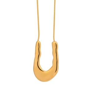Collier minimaliste doré avec pendentif en U irrégulier et chaîne serpent sur fond blanc