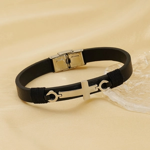 Bracciale minimalista in pelle con ciondolo a croce in acciaio inox e chiusura a clip