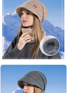 Gros plan sur la doublure polaire et la maille de l'ensemble bonnet et tour de cou