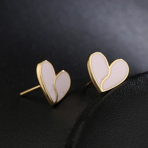Orecchini a lobo a cuore in rame placcato oro 18K con smalto bianco su pelle nera chic