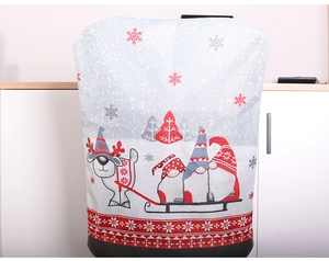 Gros plan d'une housse de chaise de Noël rouge avec motifs de rennes et flocons
