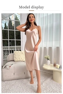 Détail d'une nuisette élégante en satin champagne avec de fines bretelles et col en V