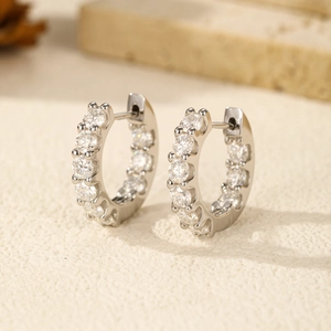 Orecchini a cerchio lucidi in argento sterling S925 con scintillanti pietre moissanite