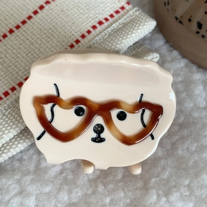 Pinza de pelo de perrito con gafas de sol de corazón en color crema y acabado carey