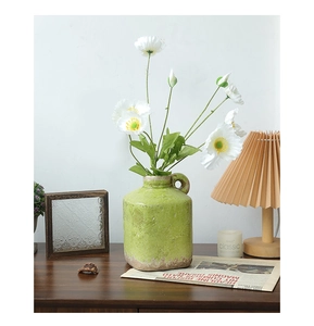 Detail einer grünen Keramikvase im Vintage-Stil mit Ringgriff und Antik-Lasur-Optik