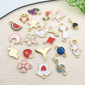 Flachbild von bunten Emaille-Anhängern wie Weintrauben und Rosen für DIY-Schmuckzubehör