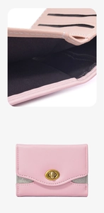 Dettaglio del portafoglio in pelle rosa con slot per carte e chiusura a girello dorata