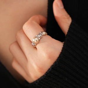 Macro shot of elegant zircon pearl ring featuring champagne, grey, and white pearls