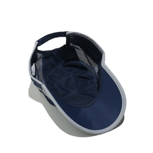 Dettaglio cappello da pesca blu navy con rete traspirante e bordi riflettenti