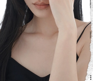 Dettaglio di un top nero con scollo a V e spalline sottili in stile minimalista