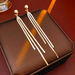 Elegante goldene Schlangenkette Quastenohrringe mit polierten Kugeln auf Leder