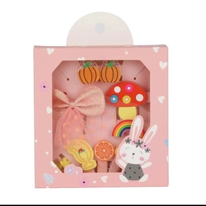 Detailansicht der Geschenkbox für Kinder-Haarschmuck mit Schleifen und Clips