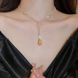 Parure de collier élégante avec cristal goutte champagne et design en Y scintillant