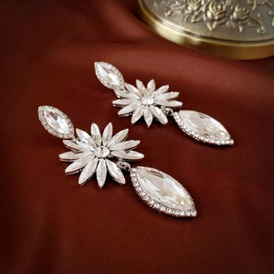 Orecchini a pendente in argento con fiori di cristallo e pietre a forma di pera