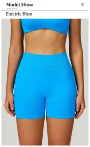 Dettaglio degli shorts da yoga blu elettrico senza cuciture a vita alta con bordino