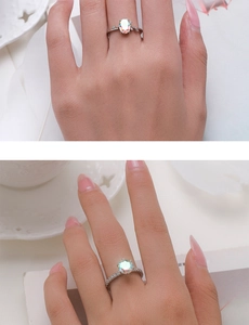 Dettaglio di anelli in argento S925 con zirconi colorati sulla mano di una modella