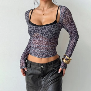 Top aderente in mesh con stampa leopardata, maniche lunghe e scollo a U profondo