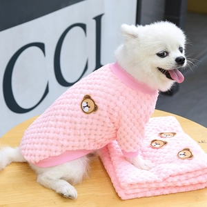 Dettaglio del set felpa e coperta per cani in pile rosa con ricamo di orsetto