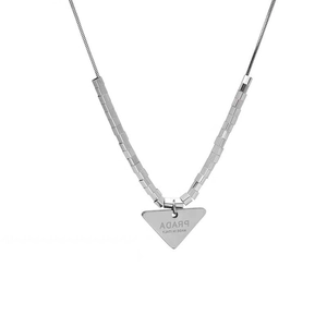 Collana minimalista in argento con ciondolo a triangolo e catena a maglie quadrate