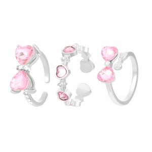 Detaillierte Ansicht des 3-teiligen Silberring-Sets mit rosa Herz-Zirkon und Kristallen