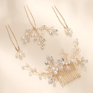 Dettaglio del set pettine per capelli da sposa in filo dorato con perle e cristalli